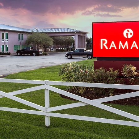 Отель Ramada By Wyndham Luling Экстерьер фото
