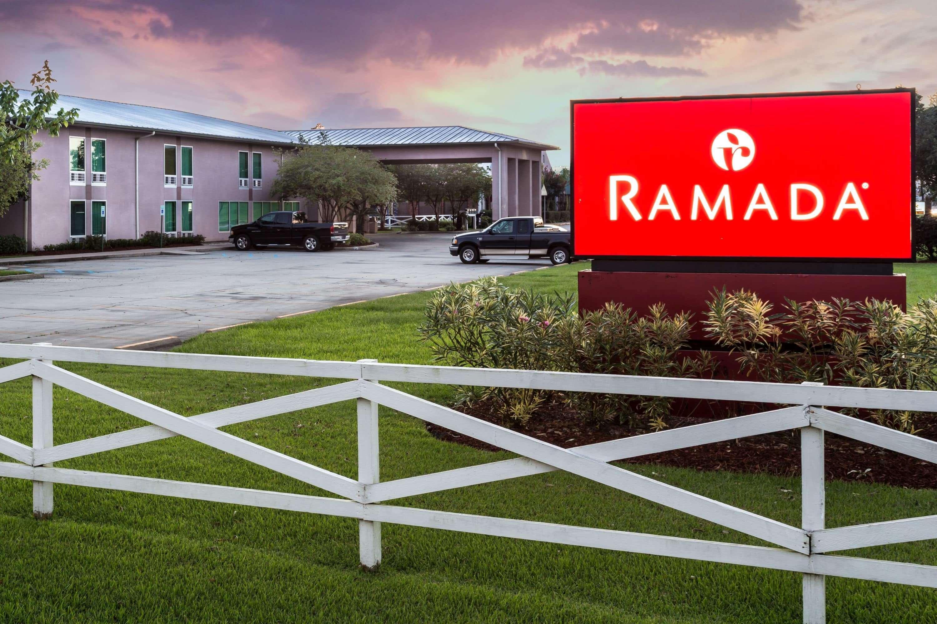 Отель Ramada By Wyndham Luling Экстерьер фото